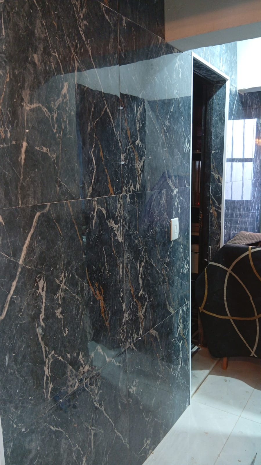 Parede revestida em porcelanato mármore preto